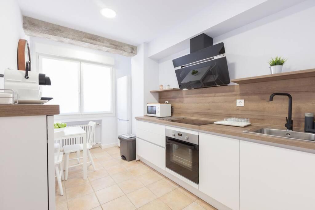 New Gorgeous Central Apartment - Beachfront - 3 Bd San Sebastián Esterno foto