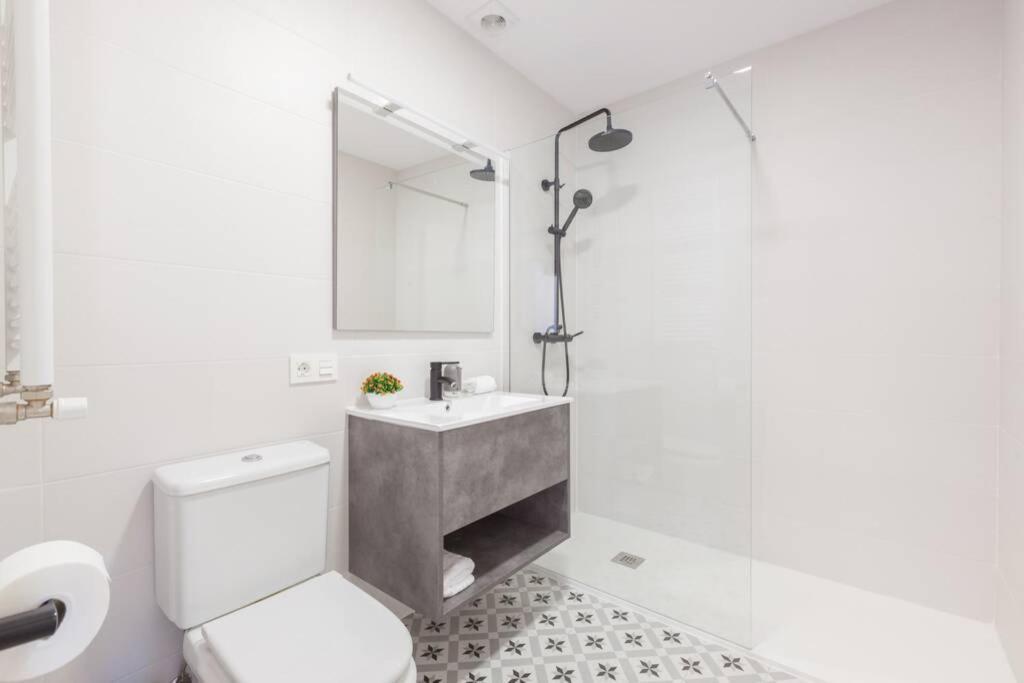 New Gorgeous Central Apartment - Beachfront - 3 Bd San Sebastián Esterno foto