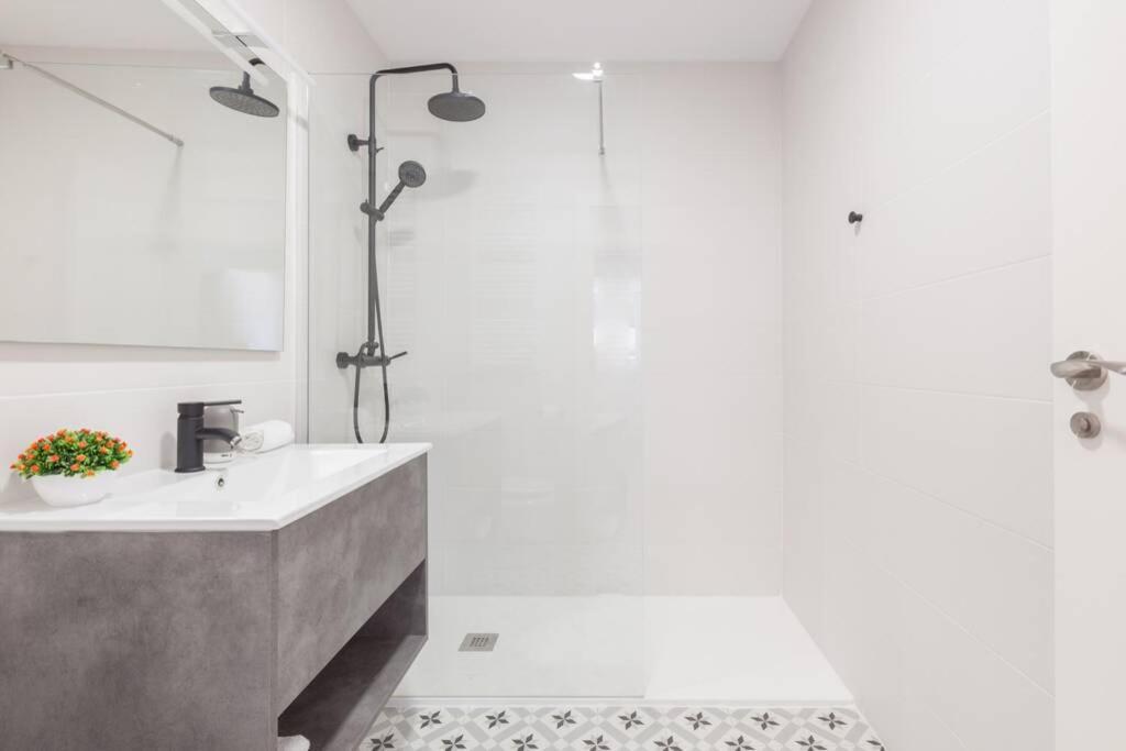 New Gorgeous Central Apartment - Beachfront - 3 Bd San Sebastián Esterno foto